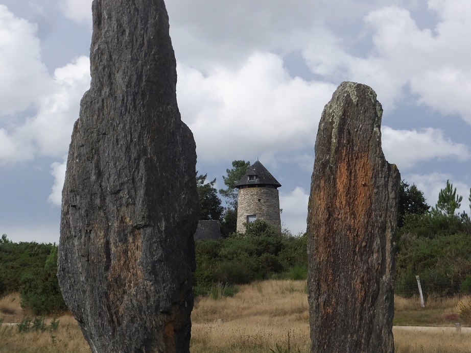 Moulin menhirs